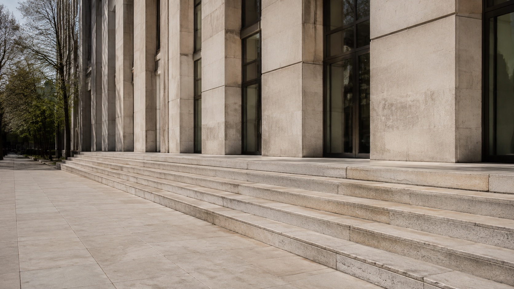 Façade de pierre et entrée d’un bâtiment financier