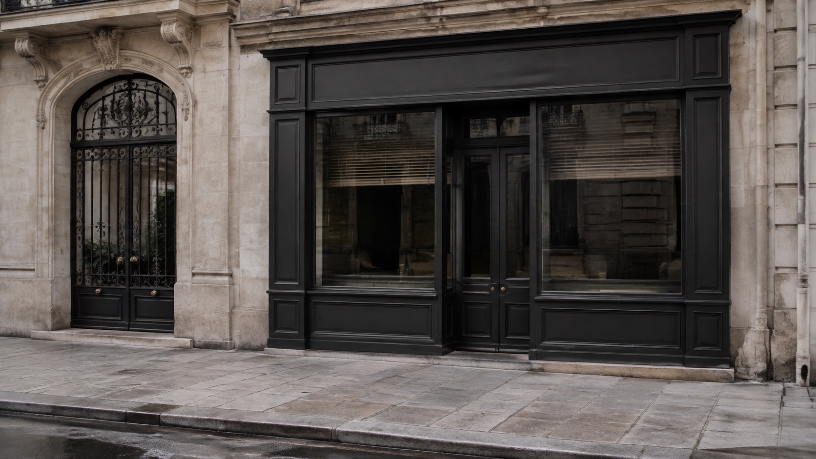 Devanture d’un local commercial parisien