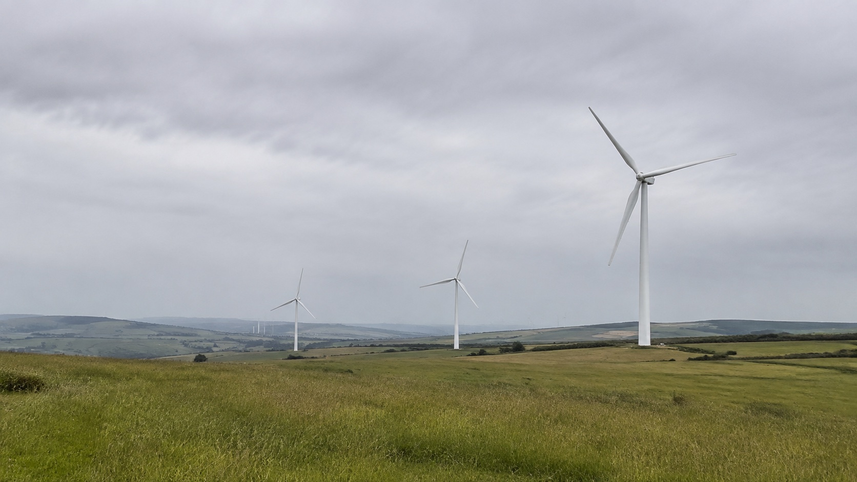 Éoliennes dans un paysage agricole