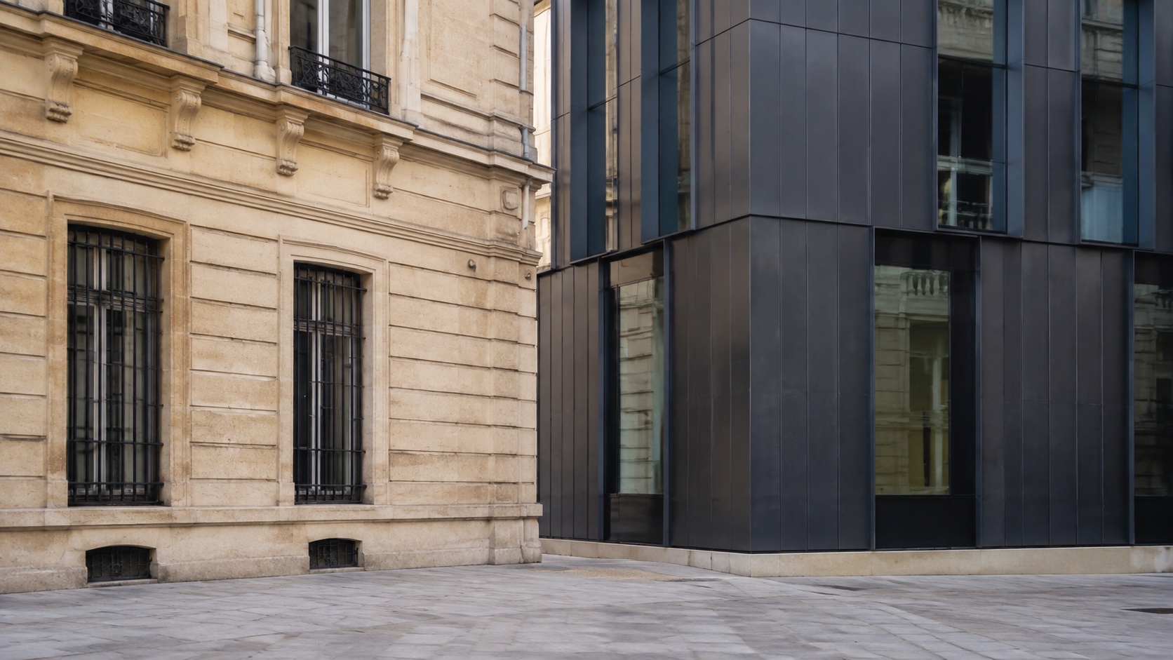 Table de travail préparée pour une négociation commerciale