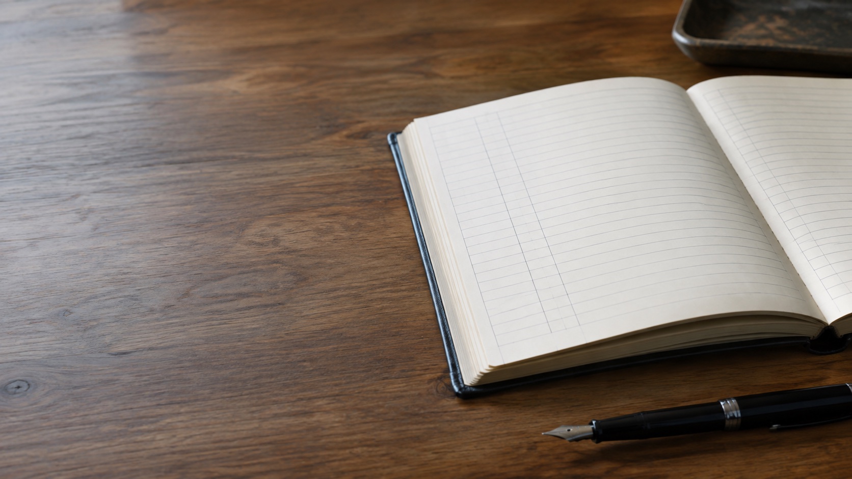 Registre comptable ouvert sur une table de travail